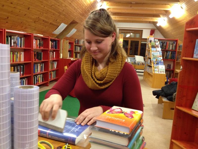 Bibliothekarin beim Folieren - öffentliche Bücherei St. Peter am Ottersbach